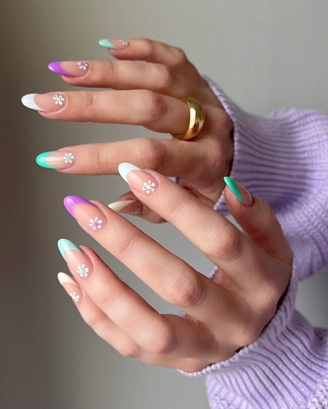 77 Summer French Nails That’ll Match Your Wardrobe — Colored French Nails with Daisies