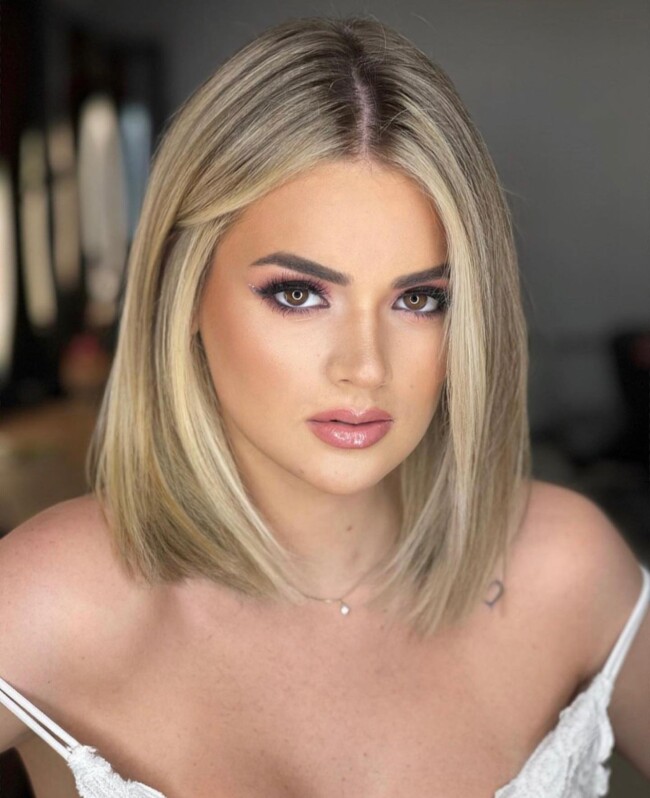 50 Best Bob and Lob Haircuts for Summer 2022 — Middle Part Honey Blonde Lob Hairstyle