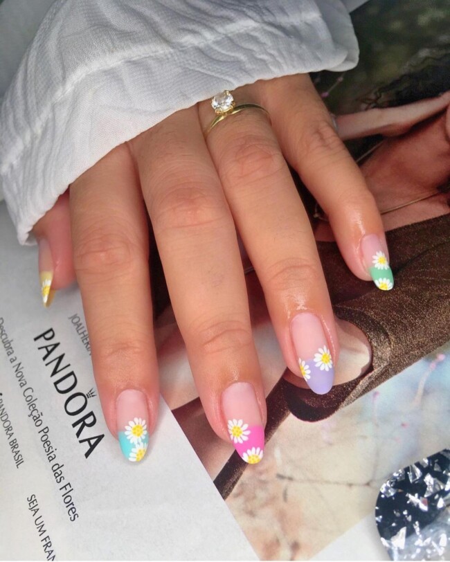 77 Summer French Nails That’ll Match Your Wardrobe — Different Color Tip Nails with Daisies