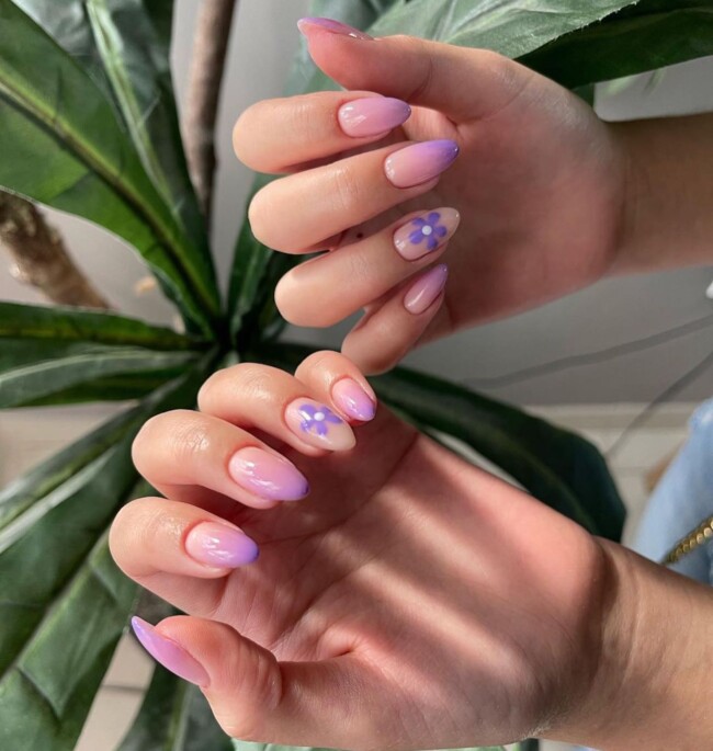 30 Aesthetic Pastel Nails That Are Perfect For Spring — Ombre Soft Purple + Flower Nail Art