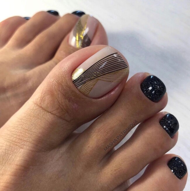 72 Cute Toe Nail Designs — Black, Gold Line and Shimmery Black Pedicure