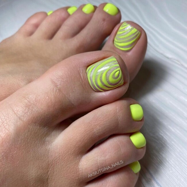 72 Cute Toe Nail Designs — Neon Yellow Pedicure