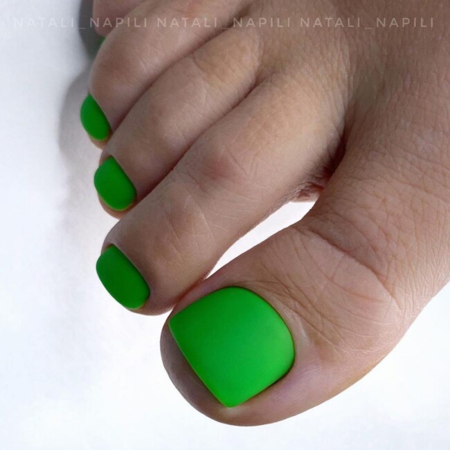 72 Cute Toe Nail Designs — Neon Green Pedicure