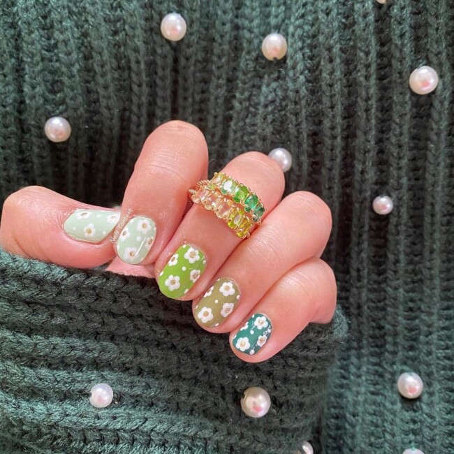 47 Best Spring Nails That Goes With Everything — Shades of Green Flower Short Nail Art