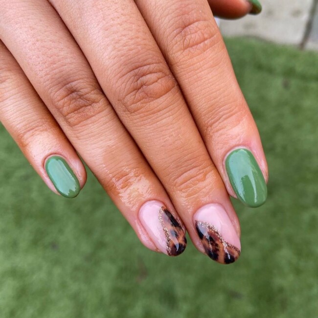 47 Best Spring Nails That Goes With Everything — Green and Tortoiseshell Short Nail Art