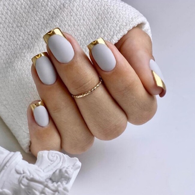 35 Modern Simple French Tip Nails — Gold Tip White Nails