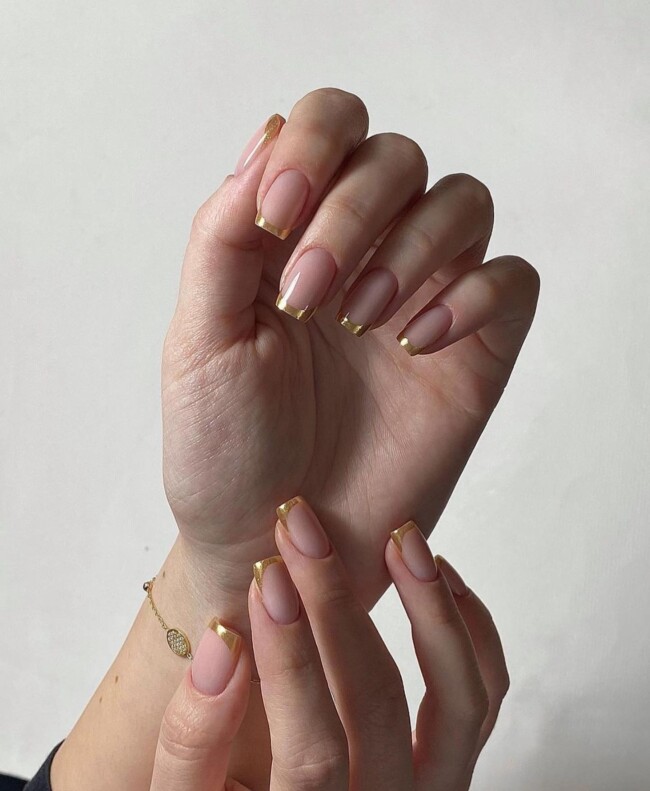 35 Modern Simple French Tip Nails — Gold Tip Clear Base Nails