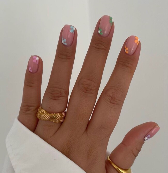 35 Cute Nail Designs for Spring and Summer — Pastel Daisy Nude Base Nail Art