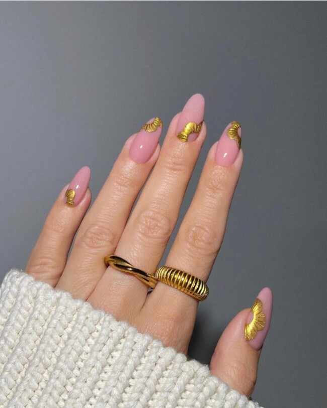 35 Cute Nail Designs for Spring and Summer — Gold Flower Nail Art