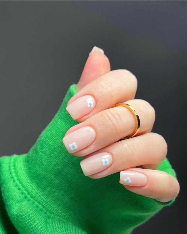 35 Cute Nail Designs for Spring and Summer — Soft Pastel Daisy Nude Nails