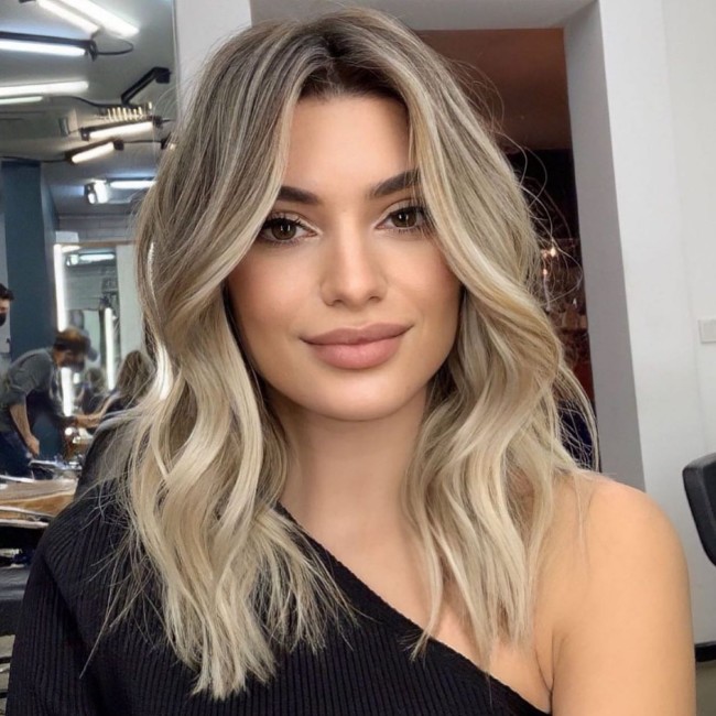 medium length blonde hairstyles 2022, trendy blonde haircuts, lob haircuts, medium length blonde hairstyles 2021, shoulder length blonde hair with fringe, medium length blonde haircuts, blonde layered hair medium length, layered blonde hair, medium length blonde hair straight, medium blonde hair with highlights