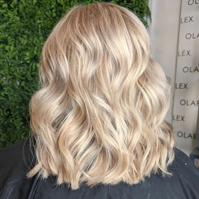 33 Medium Length Blonde Hairstyles 2022 — Blonde Babylights mixed Lowlights