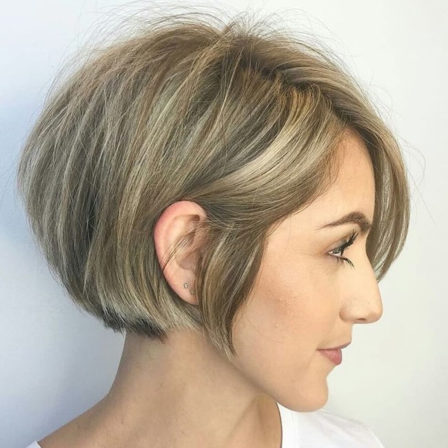 25 Middle Part Bob Hairstyles — Sleek Blonde Long Bob 