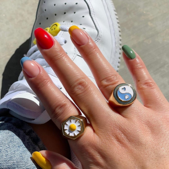 skittle nails, multi-colored nails, multi colored nails trend 2022, rainbow nails, skittle nails 2022, skittle nails summer, fall skittle nails, spring skittle nails, pink skittle nails, different colored nails, different color nails on each finger, gradient nails, different color nails pink