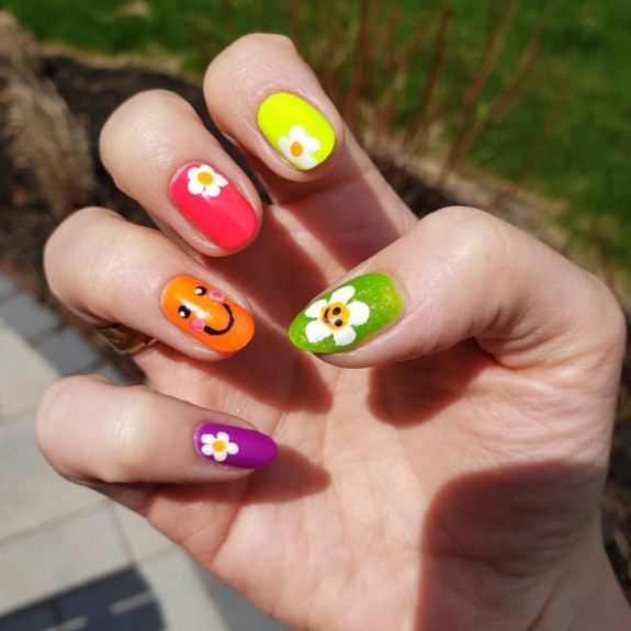 skittle nails, multi-colored nails, multi colored nails trend 2022, rainbow nails, skittle nails 2022, skittle nails summer, fall skittle nails, spring skittle nails, pink skittle nails, different colored nails, different color nails on each finger, gradient nails, different color nails pink