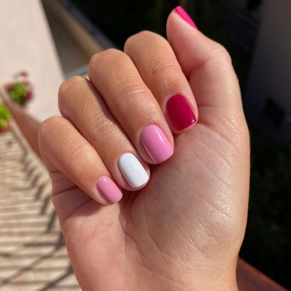 skittle nails, multi-colored nails, multi colored nails trend 2022, rainbow nails, skittle nails 2022, skittle nails summer, fall skittle nails, spring skittle nails, pink skittle nails, different colored nails, different color nails on each finger, gradient nails, different color nails pink