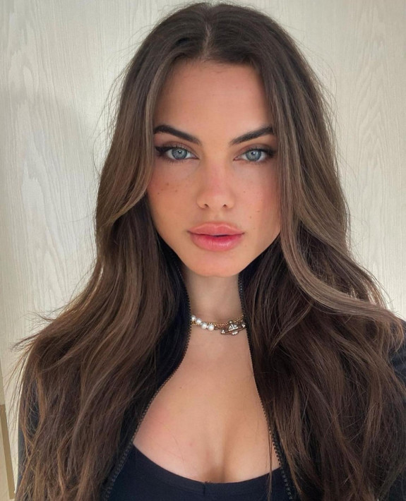 trendy long hair, upgrade long hair, long haircut, medium long haircuts, long haircuts for women, haircuts for long straight hair, long layered haircut, face-framing layers long hair, 2 layered haircut for long hair, long layers