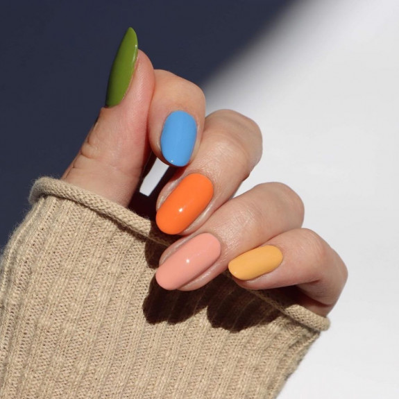 skittle nails, multi-colored nails, multi colored nails trend 2022, rainbow nails, skittle nails 2022, skittle nails summer, fall skittle nails, spring skittle nails, pink skittle nails, different colored nails, different color nails on each finger, gradient nails, different color nails pink