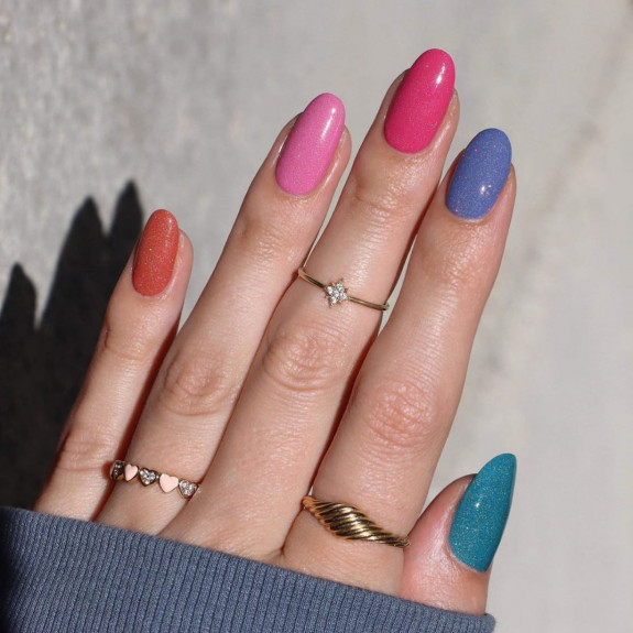 skittle nails, multi-colored nails, multi colored nails trend 2022, rainbow nails, skittle nails 2022, skittle nails summer, fall skittle nails, spring skittle nails, pink skittle nails, different colored nails, different color nails on each finger, gradient nails, different color nails pink