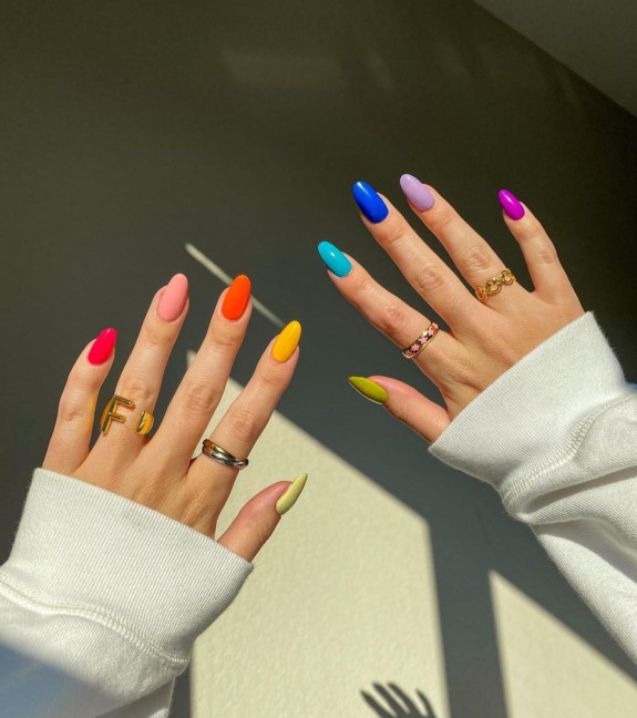 skittle nails, multi-colored nails, multi colored nails trend 2022, rainbow nails, skittle nails 2022, skittle nails summer, fall skittle nails, spring skittle nails, pink skittle nails, different colored nails, different color nails on each finger, gradient nails, different color nails pink