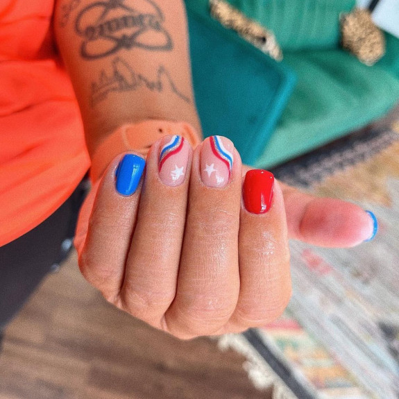 45 Patriotic Nail Designs — Blue and Red Swirl Short Nails