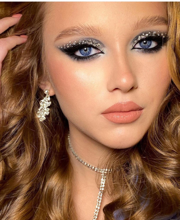 22 Beautiful Prom makeup Looks — Grey Eyeshadow + Crystal Makeup