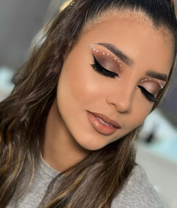 30+ Best Euphoria Makeup Looks — Neutral Eyeshadow + Rhinestone Makeup