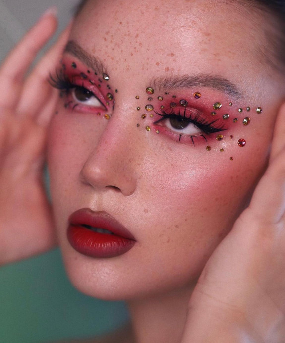 30 Best Euphoria Makeup Looks — Dark Pink Eyeshadow Rhinestones