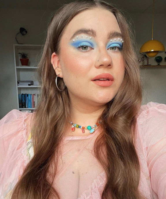 30+ Best Euphoria Makeup Looks — Baby Blue Eyeshadow + Pearls