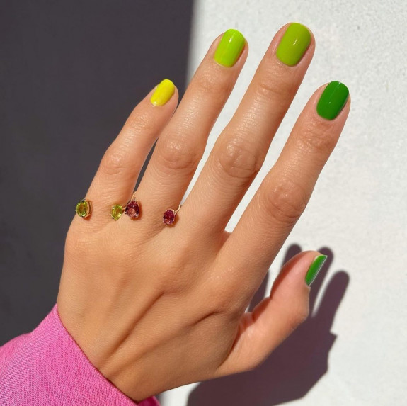 40+ Cute Short Nail Designs for 2022 — Gradient Green Short Nails