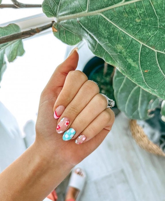 40+ Cute Short Nail Designs for 2022 — Blue and Red Nails