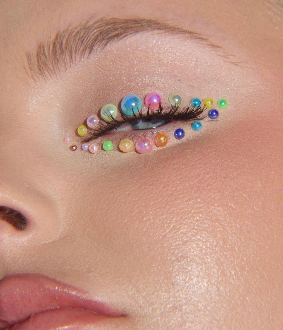 30+ Best Euphoria Makeup Looks — Colored Pearl Eye Makeup