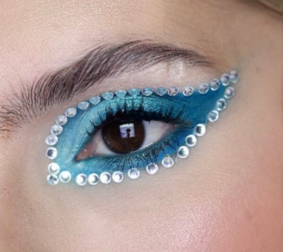 30+ Best Euphoria Makeup Looks — Rhinestones Outline Eye Makeup