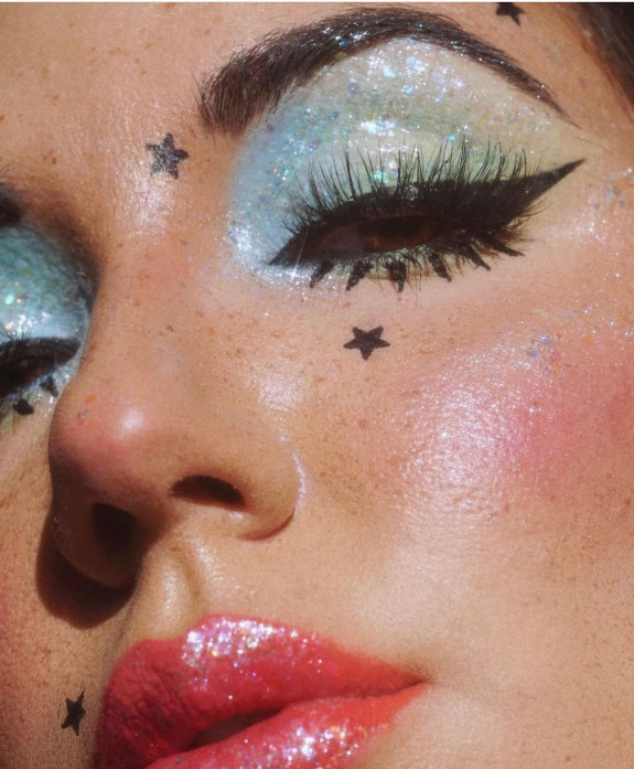 30+ Best Euphoria Makeup Looks — Glitter Blue and Star Makeup