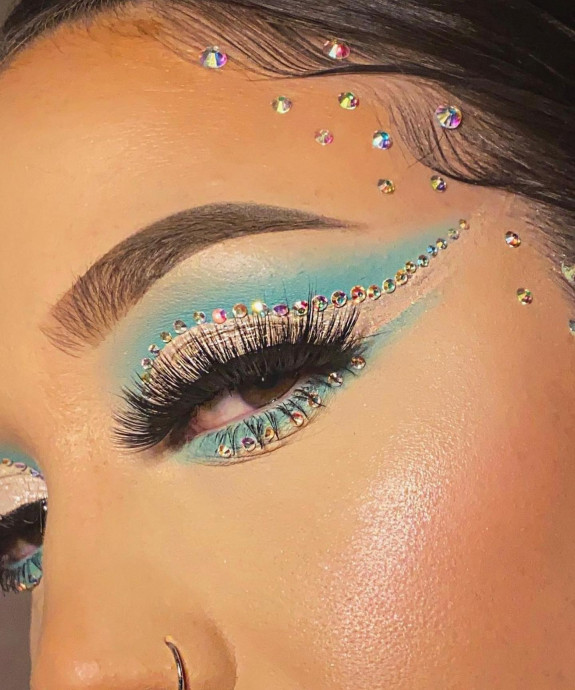 30+ Best Euphoria Makeup Looks — Green Eyeshadow and Rhinestones