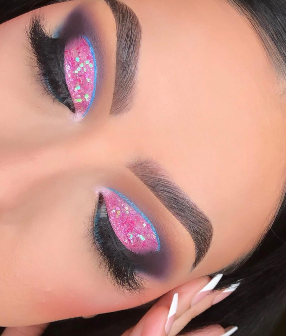 30+ Cute Eye Makeup Looks To Recreate — Pink Glitter and Blue Line Makeup