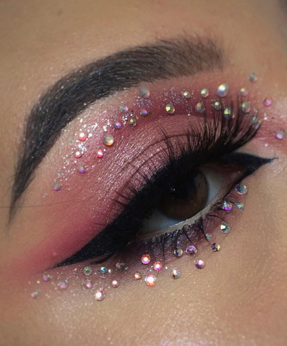 30+ Best Euphoria Makeup Looks — Mauve Pink Eye + Rhinestone Makeup