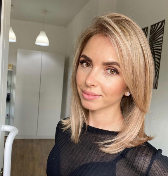 40 Trendy Bob and Lob Haircuts — Warm Blonde Lob Haircut with Bangs