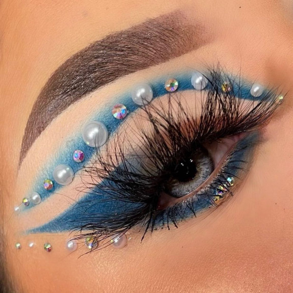 30+ Best Euphoria Makeup Looks —Blue Eyeshadow Makeup + Pearls + Rhinestones