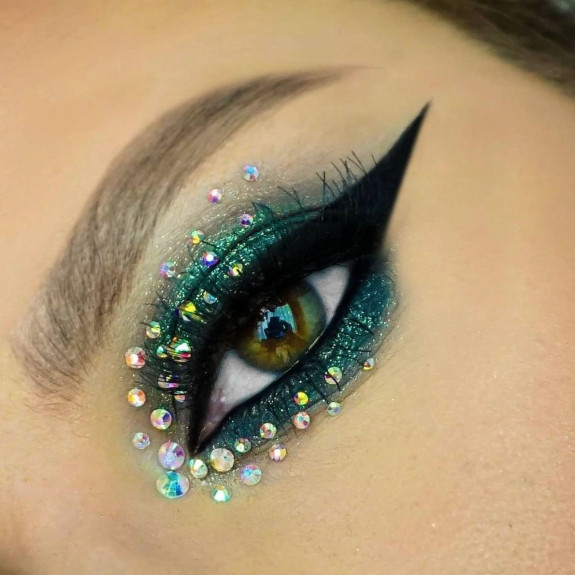 30+ Best Euphoria Makeup Looks — Green Eyeshadow, Winged + Rhinestones