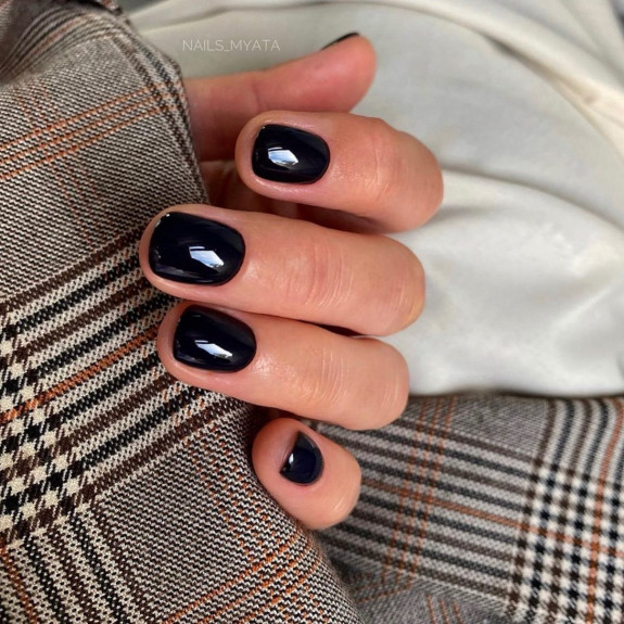 60+ Charming Black Nail Ideas — Minimalist Black Round Nails