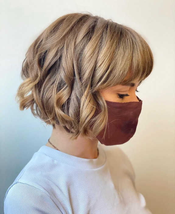 41 Cute French Bob Haircuts — Blonde Wavy Bob Haircut