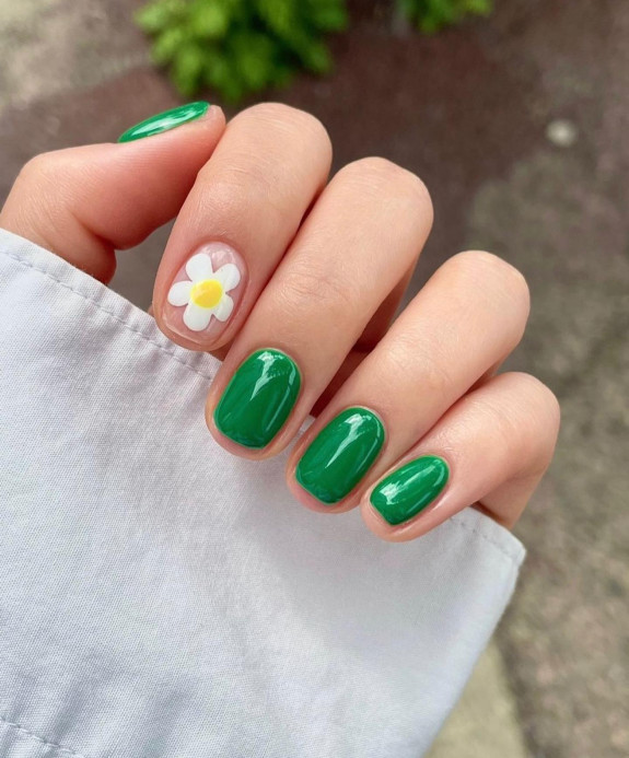 40 Best June Nail Designs — Daisy + Green Short Nail Art