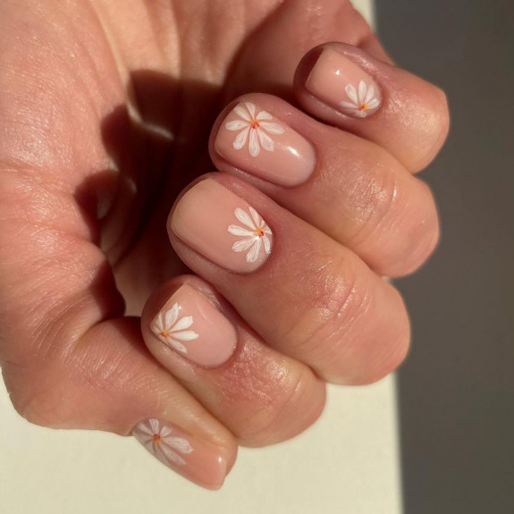 40 Best June Nail Designs — Daisy Nude Short Nail Art