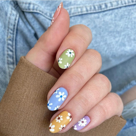 25 Nail art ete 2022 — Daisy on Different Color Nails