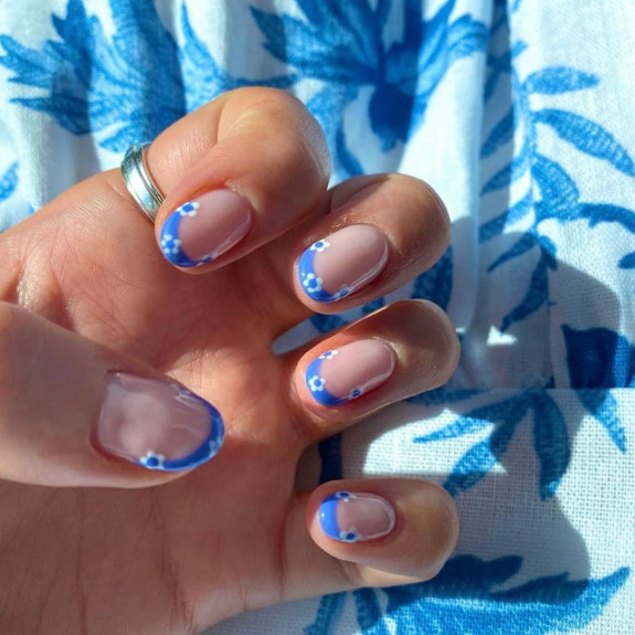 25 Nail art ete 2022 — Indigo Blue French Tip Nails with Flower Accents