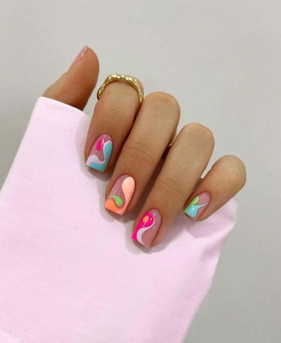 25 Nail art ete 2022 — Bold Abstract Short Nails