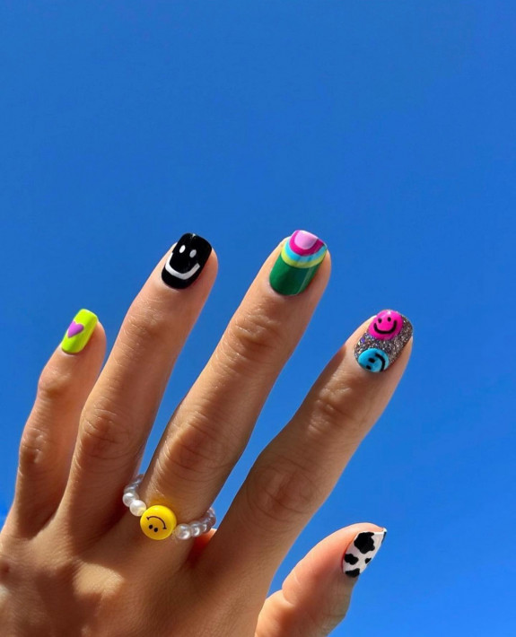 25 Nail art ete 2022 — Mixed Happy Face & Rainbow Nails