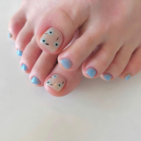 30 Summer Pedicure Designs 2022 — Blue Flower Toe Nails