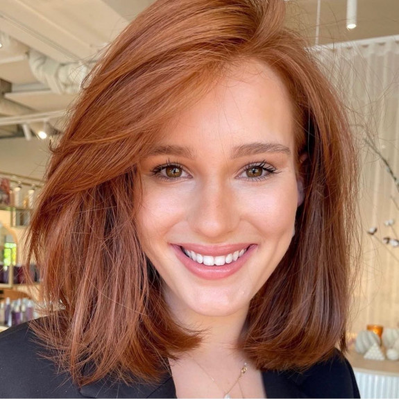 33 Ginger Brown Hair Color Ideas — Side Part Ginger Lob Haircut